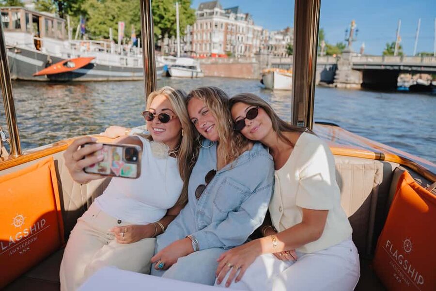 Amsterdam: Classic Saloon Boat Cruise with Cheese & Wine - Jordaan, Red Light District views, and Anne Frank House from the canal