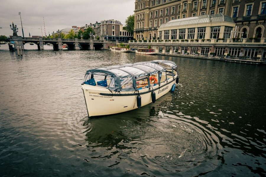 Amsterdam: Covered Canal Booze Cruise with Unlimited Drinks - Picking the right dock: Amstel 178 vs Oudezijds Voorburgwal 230