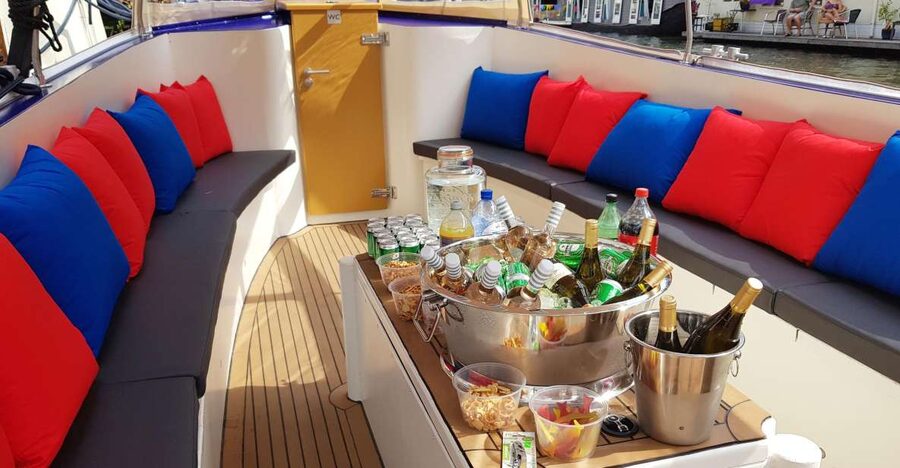 Amsterdam: Covered Canal Booze Cruise with Unlimited Drinks - Your one-hour canal route: Amstel River, seven bridges, and classic gracht views