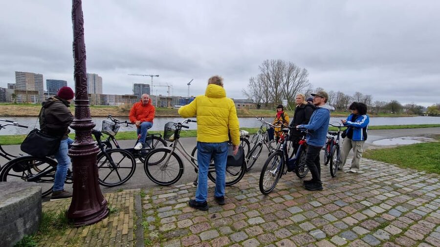 Amsterdam: Dutch Countryside E-Bike with Cheese & Clogs - Broek in Waterland: canals, wooden houses, and an easy stroll pace