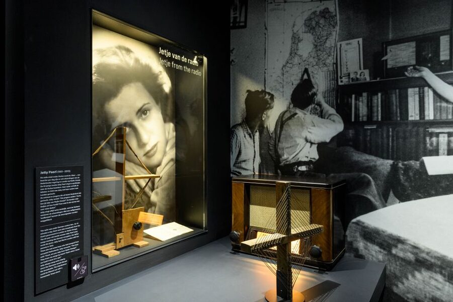 Amsterdam: Dutch WWII Resistance Museum Entry Ticket - The photo walls and the power of period objects