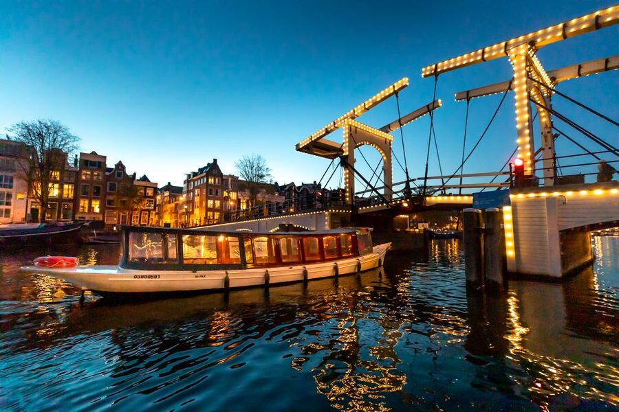 Amsterdam: Evening Canal Cruise with (Open) Bar on Board - Why This 1-Hour Night Cruise Works So Well