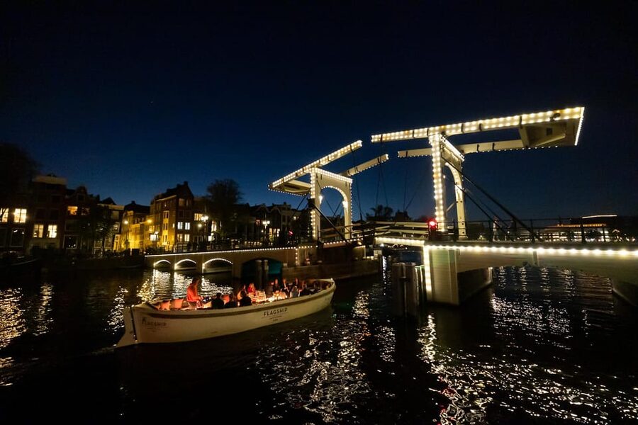 Amsterdam: Evening Canal Cruise with (Open) Bar on Board - Magere Brug and the Skinny Bridge Moment