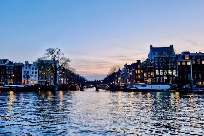 Amsterdam Evening Cruise in Small Group - Spotlight moments: dancing houses, Munt Tower, the flower stalls, Skinny Bridge