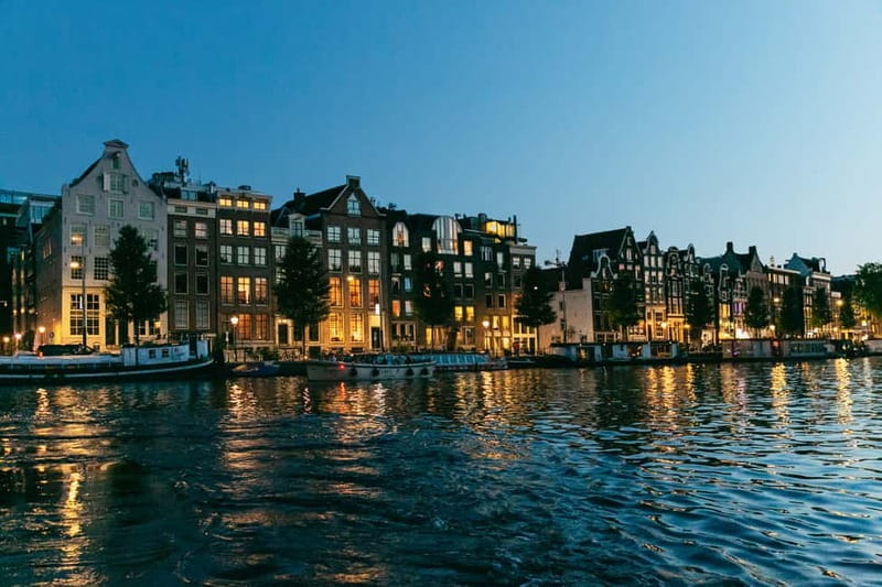 Amsterdam: Evening Cruise with Optional Wine and Snacks - Why Amsterdam at night looks different from the water