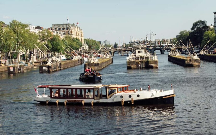 Amsterdam: Evening Lights Cruise incl. Cocktail & Waffle - Who will like this most, and what to watch for