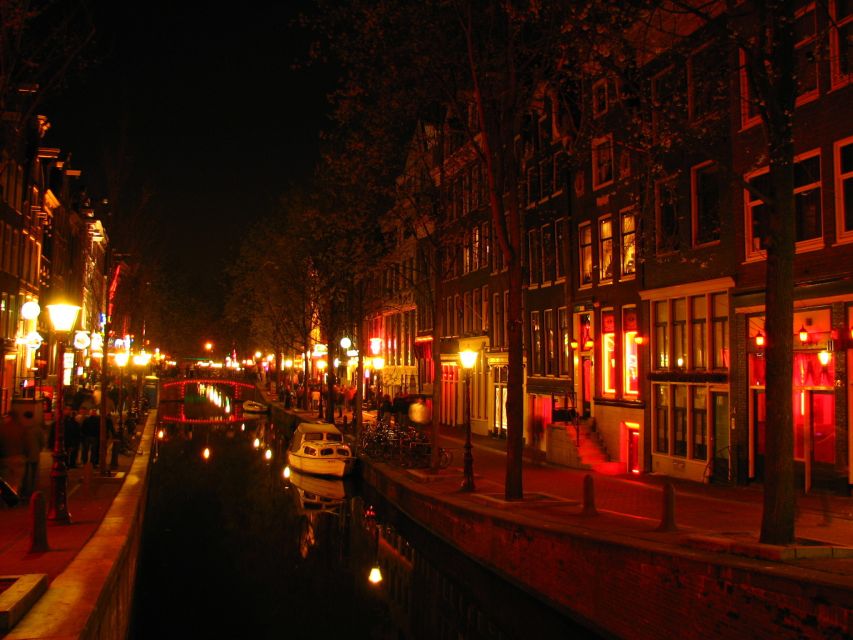 Amsterdam: Exclusive Red Light District Tour and Drink - Royal Palace area, Rembrandtplein, and the canal belt link to central Amsterdam