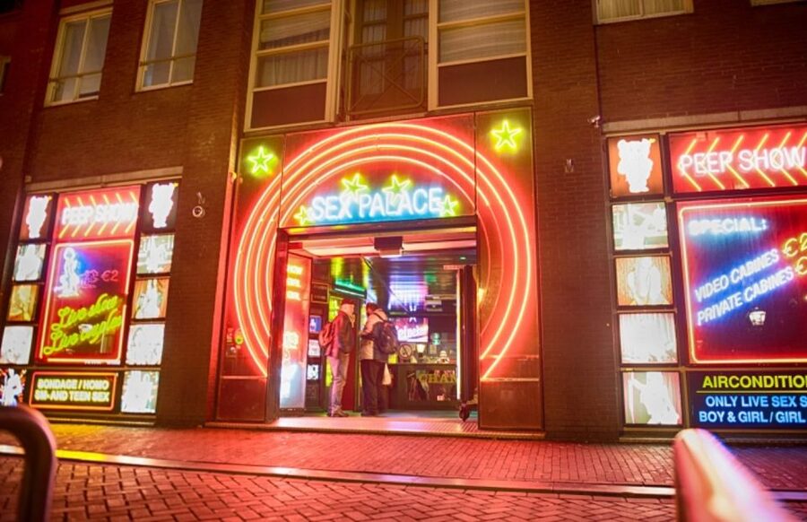Amsterdam: Exclusive Red Light District Tour and Drink - Starting sights before the Red Light District: Old town, church steps, and Warmoesstraat