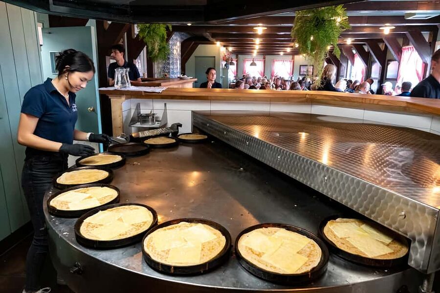 Amsterdam: Experience Zaanse Schans Windmills & Cheese Farm - Clogs and craft at the wooden-shoe workshop
