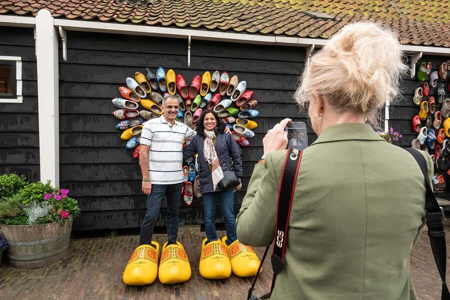 Amsterdam: Experience Zaanse Schans Windmills & Cheese Farm - Dutch cheese-making and tasting, plus a Henri Willig discount