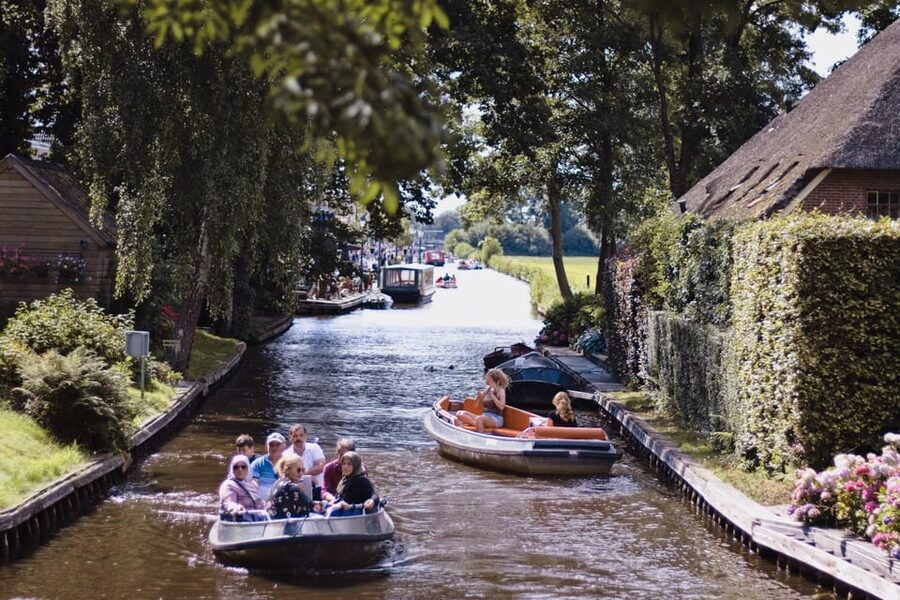 Amsterdam: Explore Giethoorn in a Private Tour with Driver - Lunch time in Giethoorn: a calm pause in the middle of the day