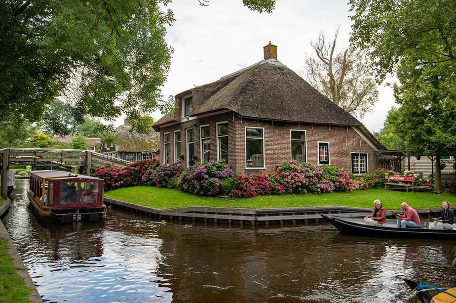 Amsterdam: Explore Giethoorn in a Private Tour with Driver - Your private driver does more than get you there