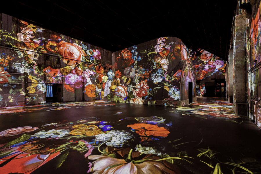 Amsterdam: Fabrique des Lumières Dutch Masters Ticket - The room-to-room flow, including the mirror room