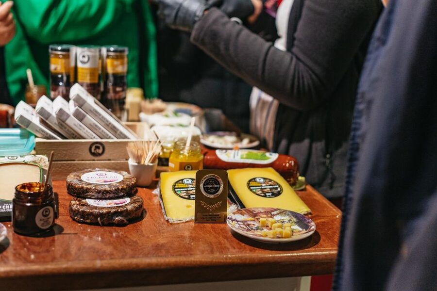Amsterdam: Food and Culture Walking Tour with Tastings - The tasting lineup: eight Dutch classics you can map to the city