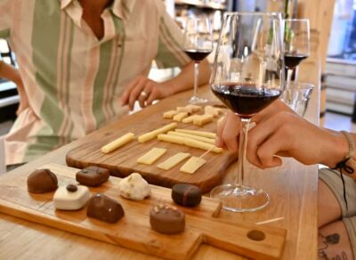 Food Tour with Drinks by Spui, Canals and Jordaan