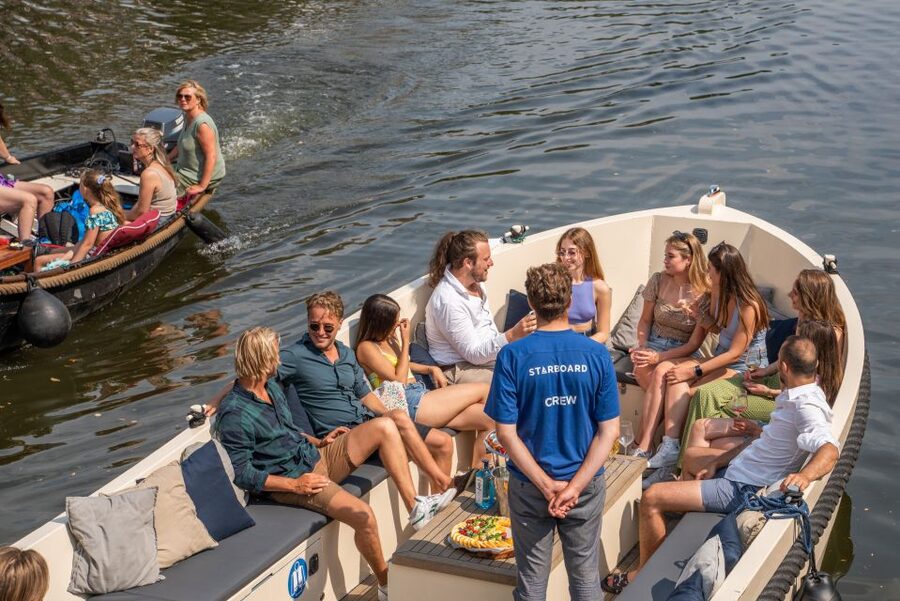 Amsterdam: German Guided Canal Cruise with on Board Bar - The value of a German host: Amsterdam’s canals explained in plain, story-based ways