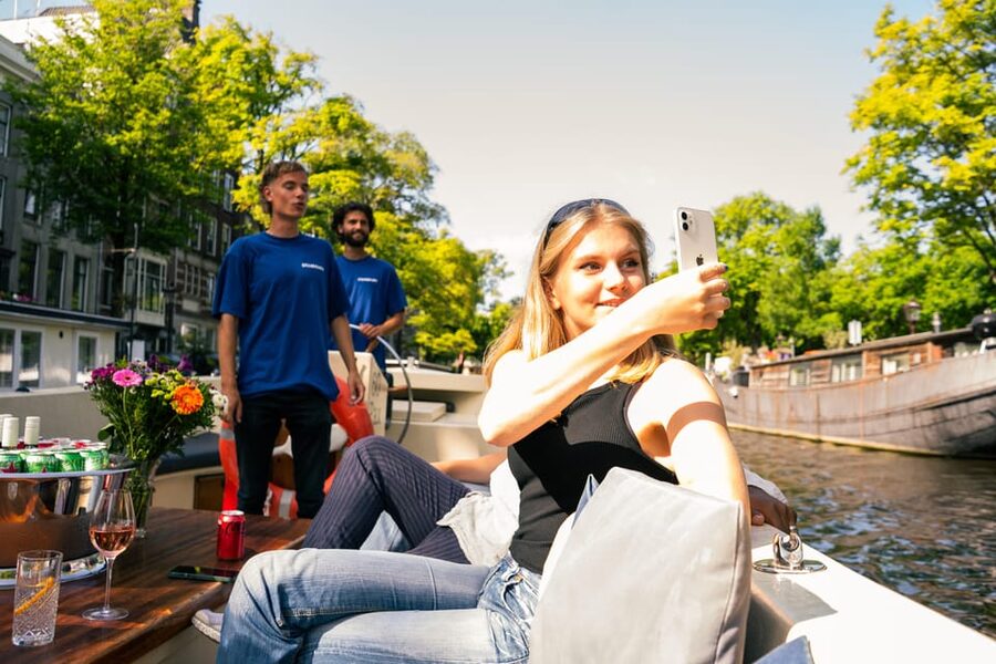 Amsterdam: German Guided Canal Cruise with on Board Bar - FAQ