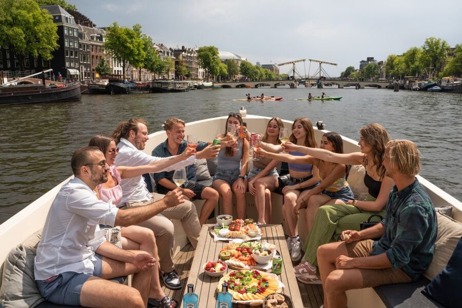 Amsterdam: German Guided Canal Cruise with on Board Bar - Electric boat comfort and the on-board bar you can actually use