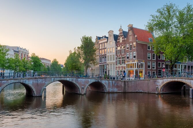 Amsterdam Ghost Hunt: Self-Guided Mystery Adventure - Stop 1: Hotel Prins Hendrik to Spooksteeg, The Start Moves Fast