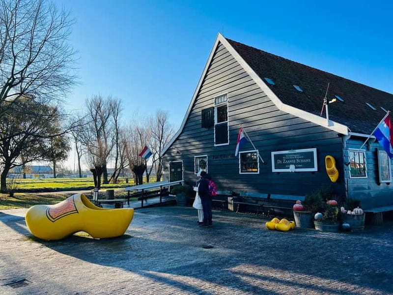 Amsterdam: Giethoorn, Afsluitdijk and Zaanse Schans Day Trip - Giethoorn: the car-free canals and bridges that steal the show