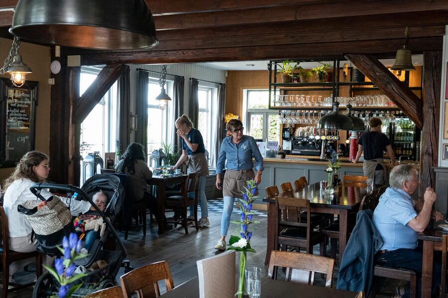 Amsterdam: Giethoorn Tour Scenic Cruise, Cheese & Free Time - De Rietstulp lunch discount, and what to expect when you eat near the canals