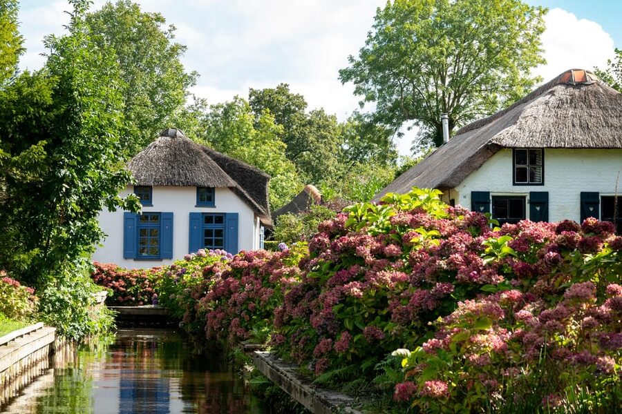 Amsterdam: Giethoorn Tour Scenic Cruise, Cheese & Free Time - Who should book this Giethoorn day trip, and who should skip it