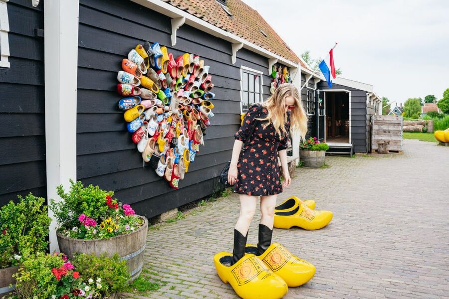 Amsterdam: Giethoorn, Volendam, and Zaanse Schans Tour - Zaanse Schans Windmills, Clogs, and Cheese: the Dutch craft stop