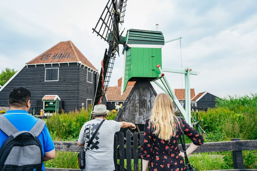 Amsterdam: Giethoorn, Volendam, and Zaanse Schans Tour - The 10-hour pace: how the schedule affects your comfort