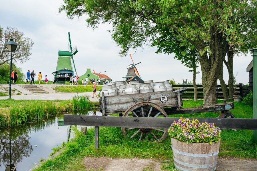 Amsterdam: Giethoorn, Volendam, and Zaanse Schans Tour - Guides and the feel of the day: why people keep naming names