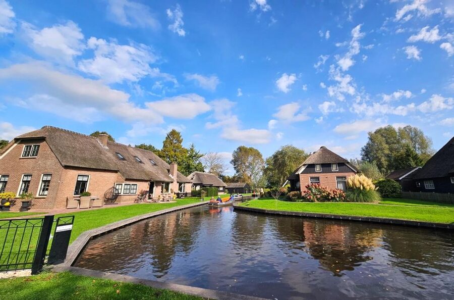 Amsterdam: Giethoorn, Zaandam & Zaanse Schans Tour w/ Pickup - Should you book this Giethoorn, Zaandam and Zaanse Schans day trip?