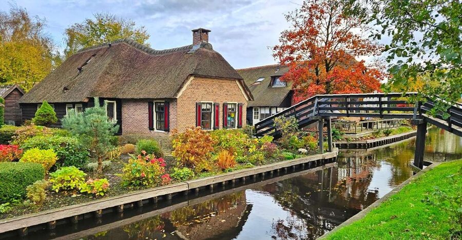Amsterdam: Giethoorn, Zaandam & Zaanse Schans Tour w/ Pickup - Hotel pickup, Zaandam Lego City photo stop, and why the day starts this way