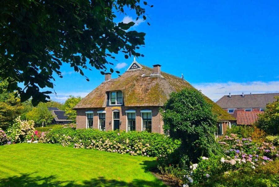 Amsterdam: Giethoorn, Zaandam & Zaanse Schans Tour w/ Pickup - The IJsselmeer and Afsluitdijk story on the ride to Giethoorn
