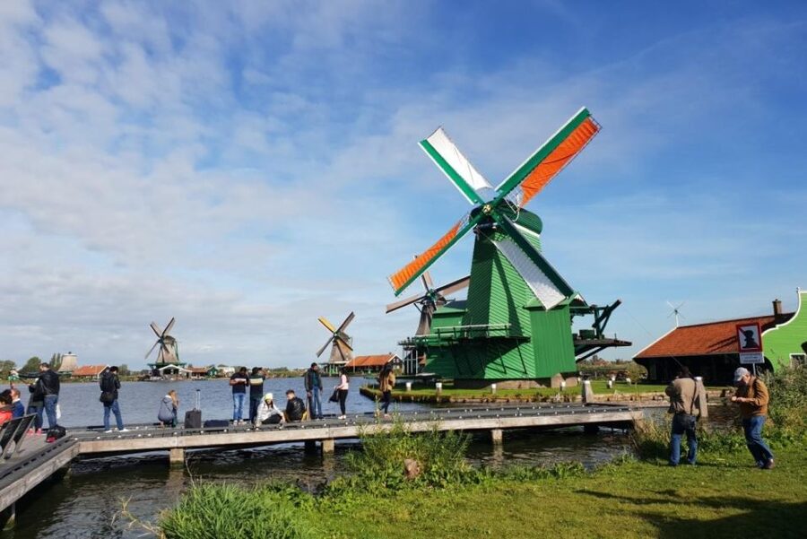 Amsterdam: Giethoorn, Zaandam & Zaanse Schans Tour w/ Pickup - How the pace feels in 9 hours, including lunch and the timing gaps