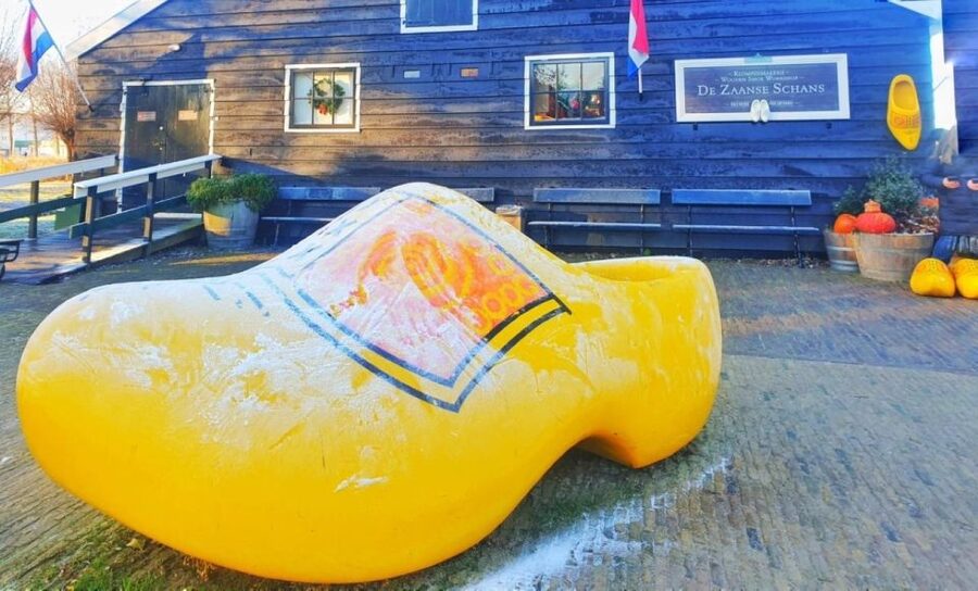 Amsterdam: Giethoorn, Zaandam & Zaanse Schans Tour w/ Pickup - Guides, small-group feel, and how that changes the day