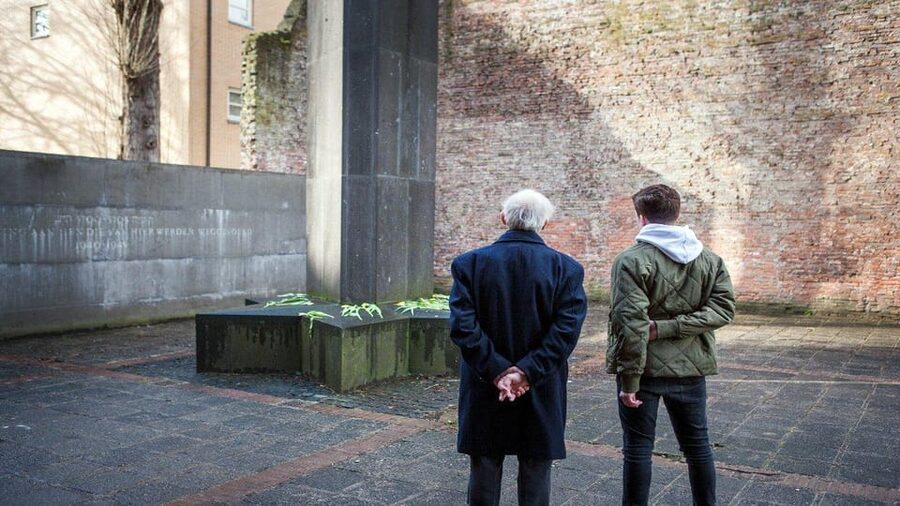 Amsterdam: Guided Anne Frank Small-Group Walking Tour - Wertheimpark Auschwitz Memorial and the Broken-Mirror Symbol