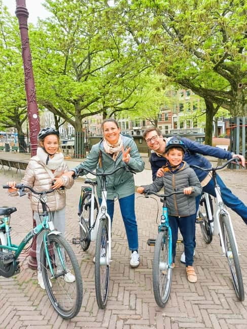 Amsterdam: Guided bike tour in French off the beaten track - Starting at Bike Rental Reine, then rolling into the Jordaan