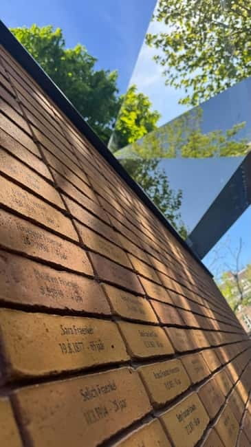 Amsterdam: Guided bike tour in French off the beaten track - The Jewish quarter and Anne Frank’s thread, with context you can use