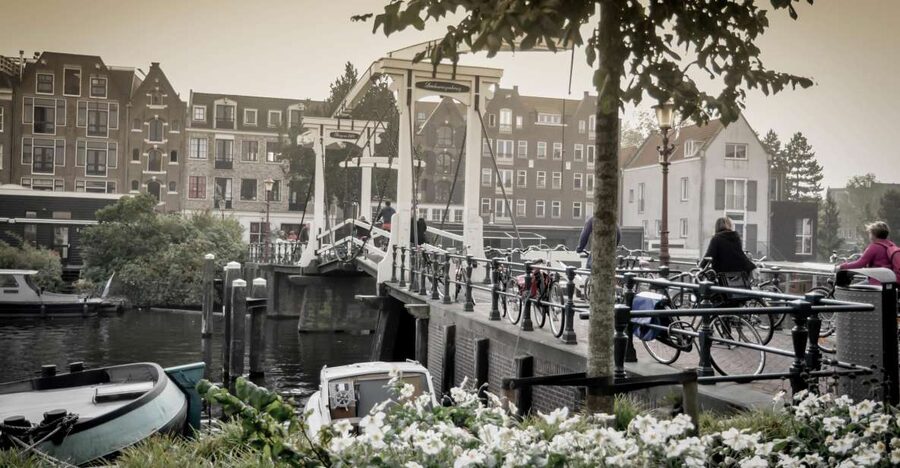 Amsterdam: Guided City Bike Tour in French - Why this French bike tour is a smart way to see Amsterdam fast
