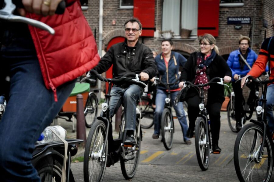 Amsterdam: Guided City Bike Tour in French - Meeting at IJdok 47 and getting comfortable on the bikes