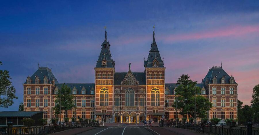Amsterdam: Guided Rijksmuseum Tour - Volendam colorful houses: a traditional fishing village walk