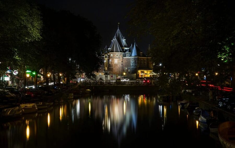 Amsterdam: Haunted History and Ghost Walking Tour - Starting at Dam Square, where the story grabs you fast