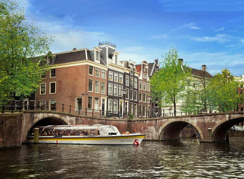 Amsterdam: Heated Canal Cruise Including Audioguide - Heated comfort, Wi-Fi, and the onboard setup that keeps it easy