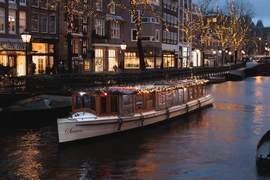 Amsterdam: Heated Canal Cruise with Unlimited Drinks & Bite - Key highlights