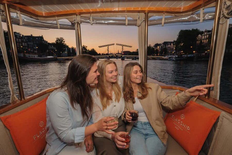 Amsterdam: Heated Canal Cruise with Unlimited Drinks & Bite - Why This Canal Cruise Feels Easier Than Sightseeing on Foot