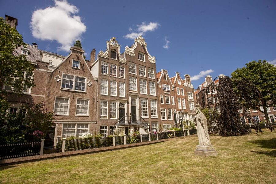 Amsterdam: Hidden Gems & Highlights Guided Bike Tour - What the guide style feels like in practice