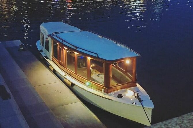 Amsterdam Highlights Canal Cruise with a Drink - Your local host and the boat details that people remember