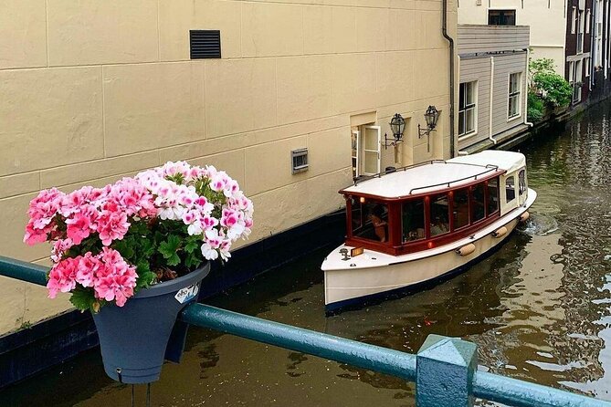 Amsterdam Highlights Canal Cruise with a Drink - Small group, big difference: up to 12 and only your party
