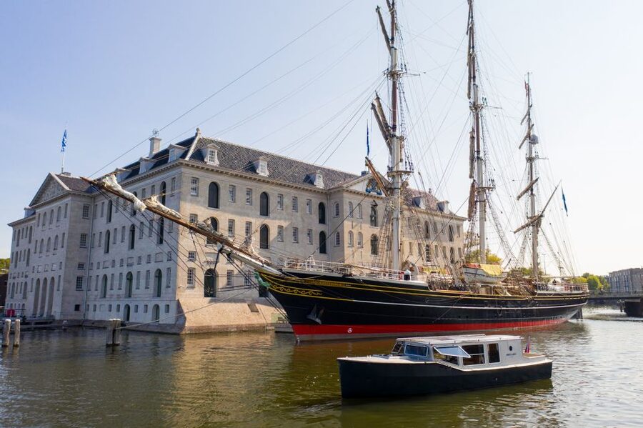 Amsterdam: Historic Boat Cruise with open bar and nibbles - Captain Bow, Boudewijn Metzelaar, And The Humor-Driven Facts