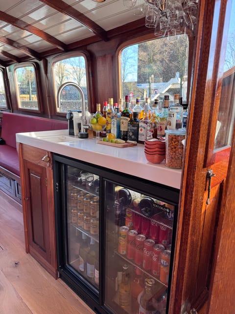 Amsterdam: Historic Boat Cruise with open bar and nibbles - Who This Tour Fits Best (And Who Should Skip It)