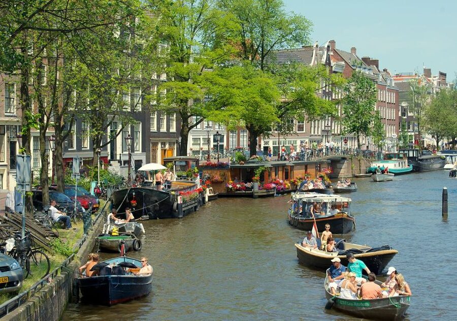 Amsterdam: Historic Walking Tour - Hidden courtyards and architecture you will start noticing